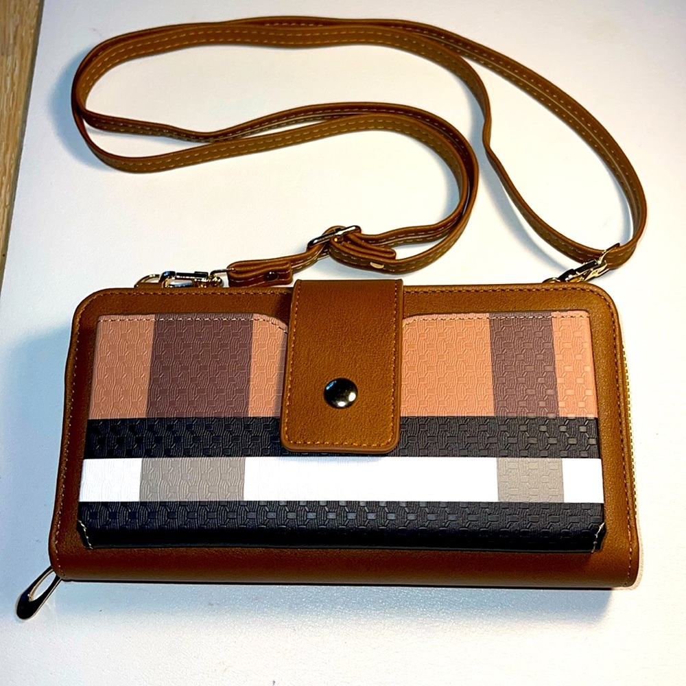 NWOT- crossbody/ wallet bag. Removable straps. “8X4.5”